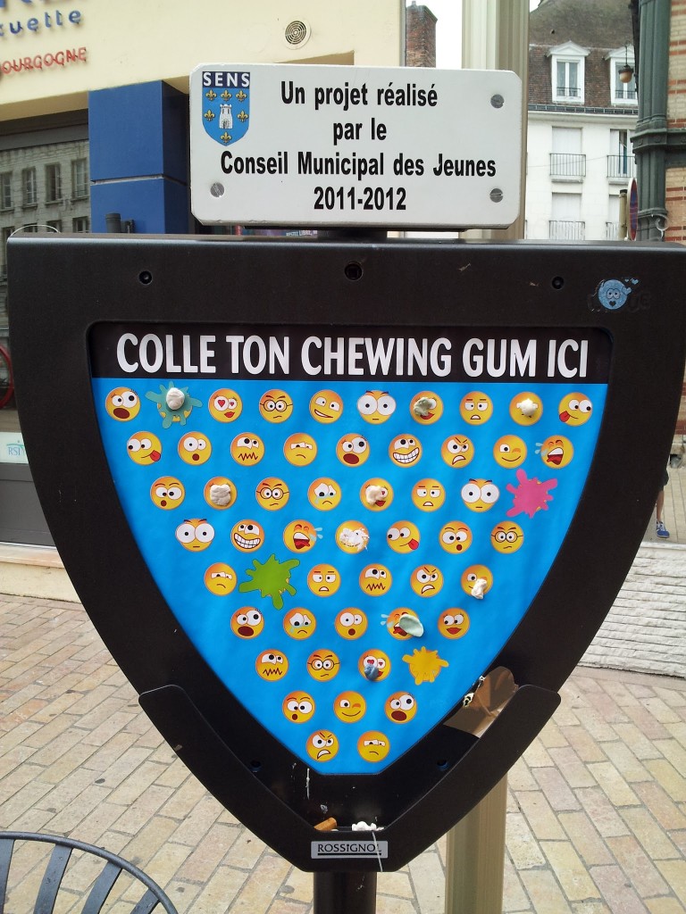 Colle ton chewing gum ici Campagne propreté à Sens