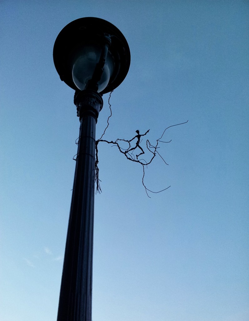 sculpture en fil de fer sur lampadaire 1