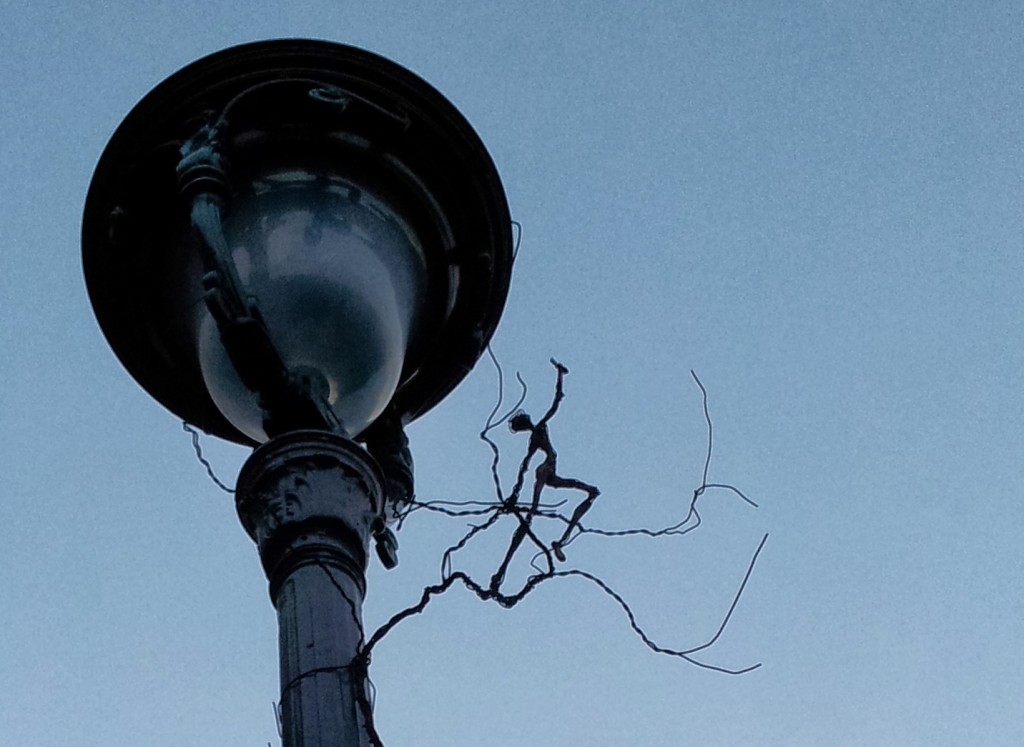 sculpture en fil de fer sur lampadaire 1